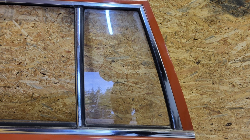 Дверь левое  задняя mercedes w123 универсал без ржавчина Киев