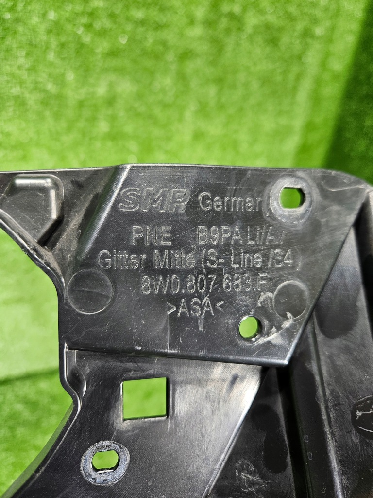Audi a4 b9 s-line решётка бампера 8w0807683f Цена