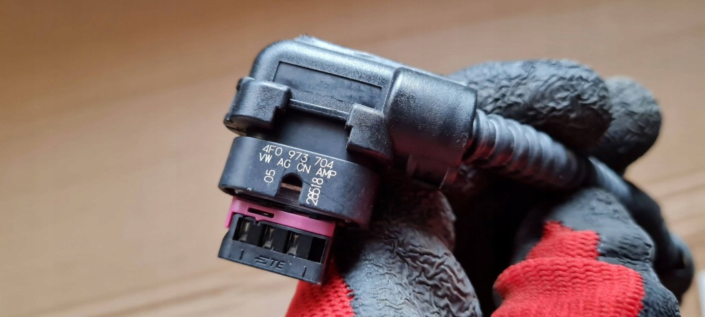 A4 b9 8w рестайлинг  штекер колодка соединитель расходомер 4f0973704 a4 b8 q5 a5 Оригинал