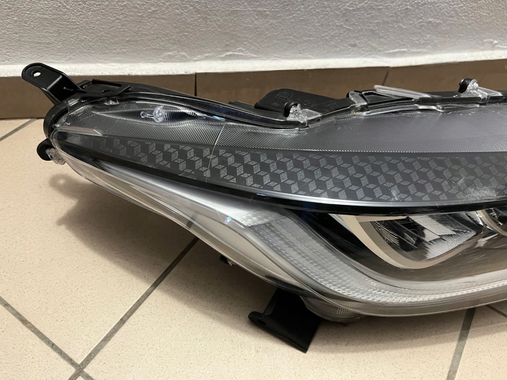 Фара передня передні  права toyota yaris iv 4 full led 20- Зі Шроту