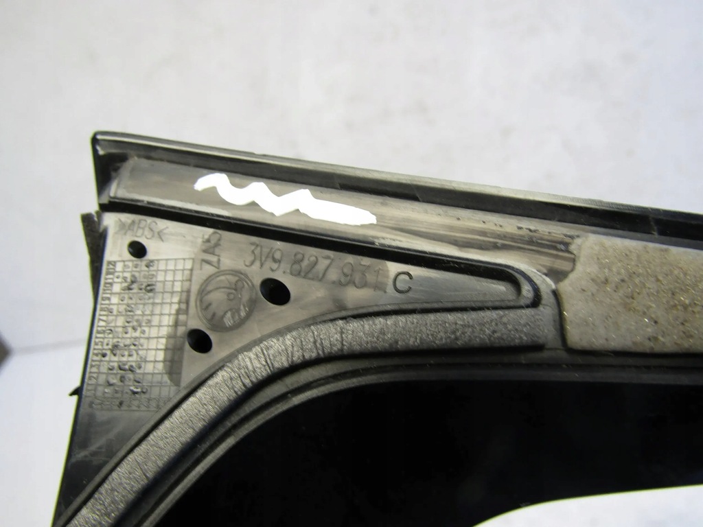 фото №9, Skoda superb iii kombi трикутник спойлер кришки лівий 3v9827931c