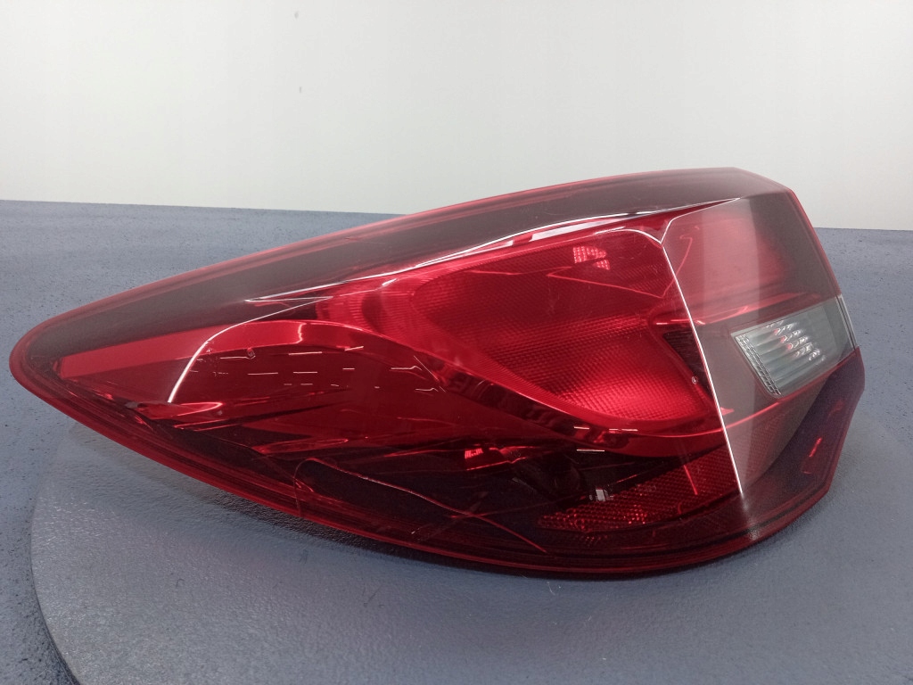 Astra j седан лампа задній ліва зовнішня 25870153 Ціна