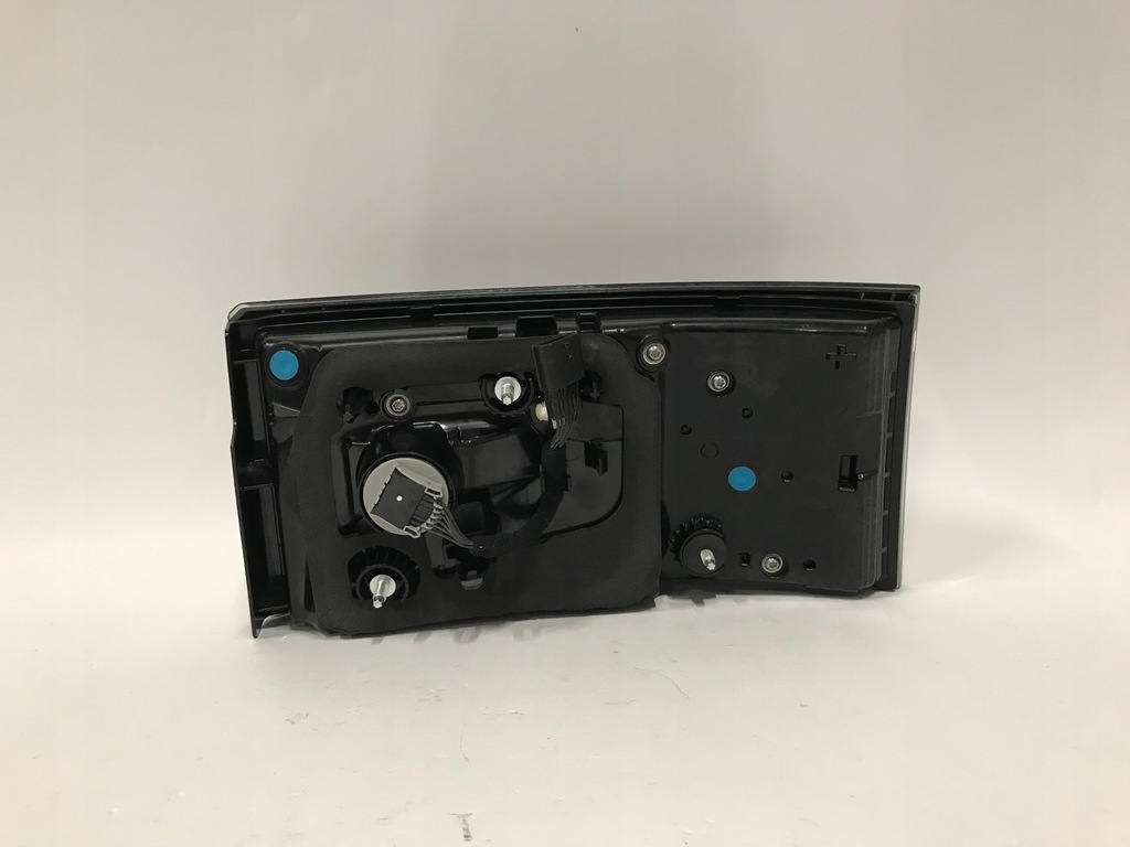 фото №3, Land rover discovery v lift 21- лампа задняя левая внутренняя dynamic eu