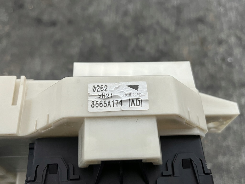 фото №10, Mitsubishi colt vi vii lift z30 1.1 b 10r коробка запобіжників оригінал