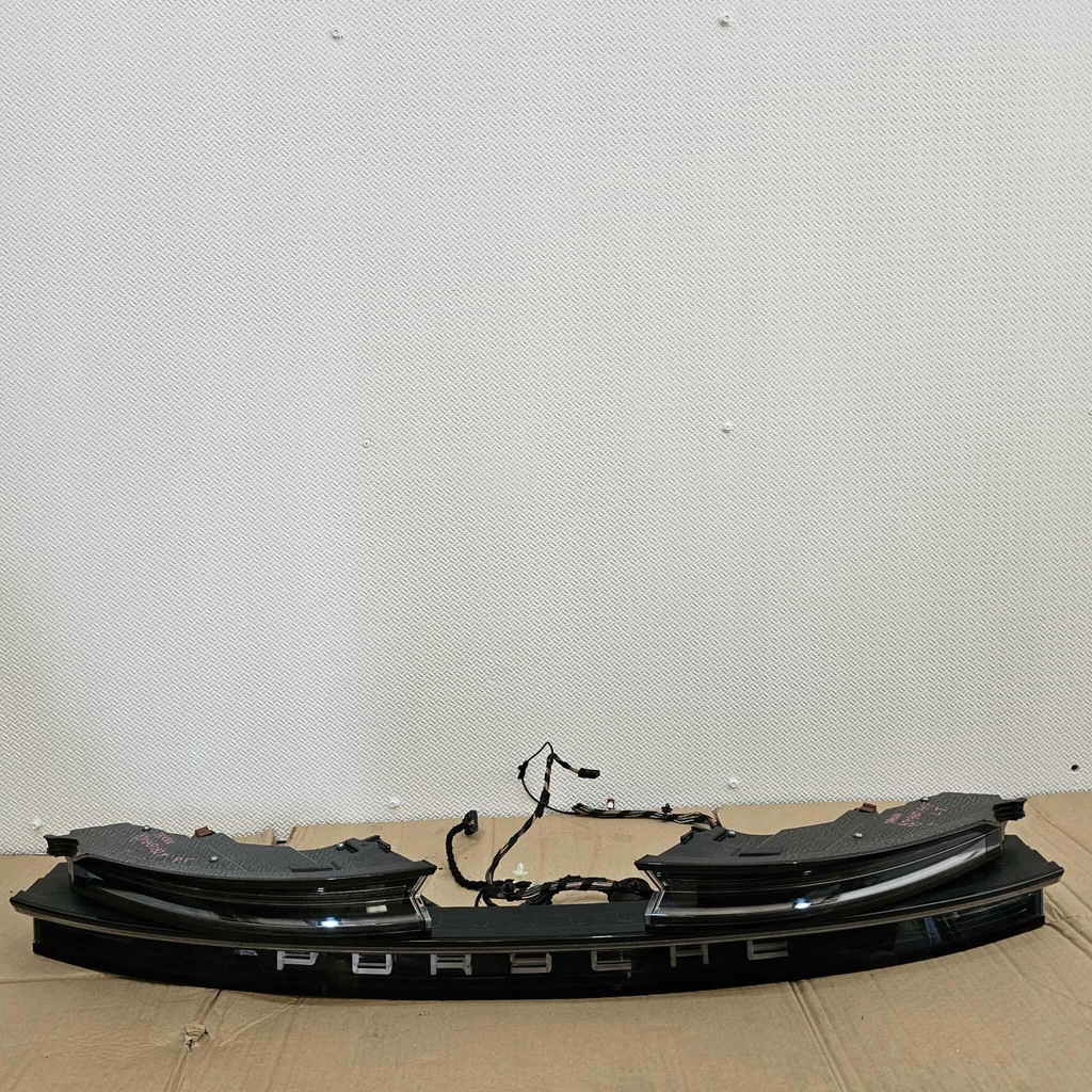 фото №1, Porsche taycan 9j1 лампа led накладка задняя задняя левая правая eu