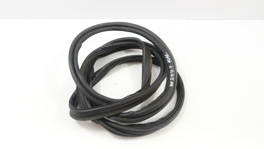 фото №1, Mercedes w204 прокладка крышки багажника sedan