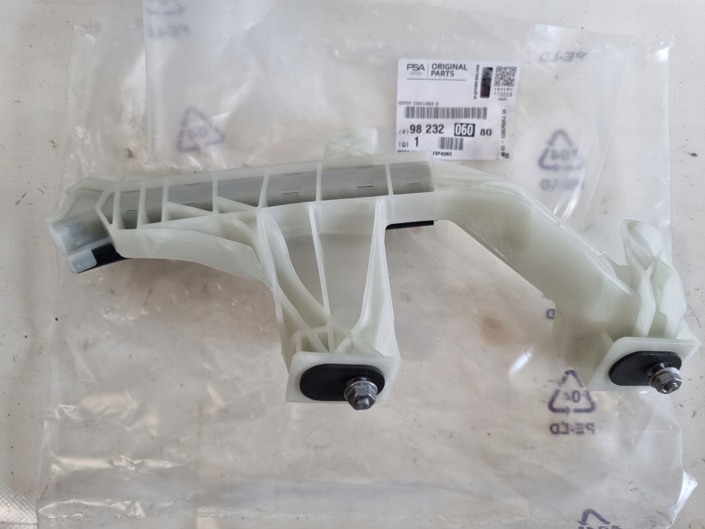 фото №1, Opel corsa f 208 направляющая стекло 9823206080