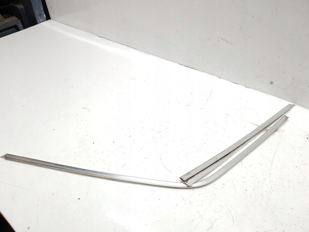 фото №6, Молдинг стекло правая перед mercedes-benz w123