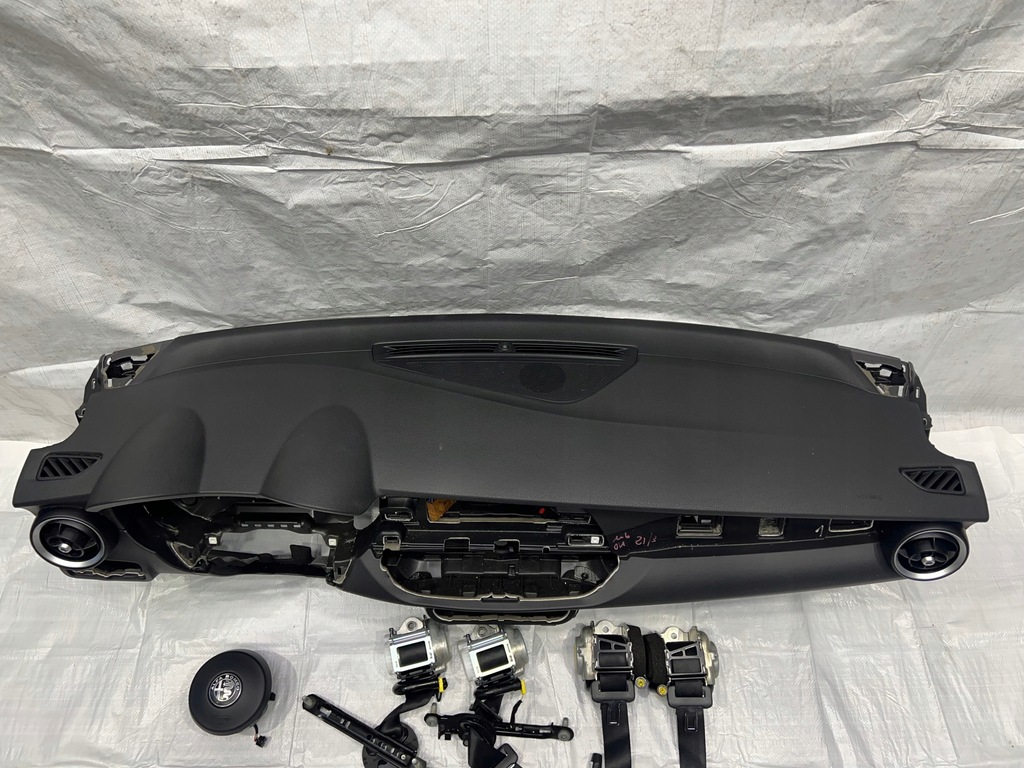 фото №2, Alfa romeo stelvio консоль приборная панель приборная