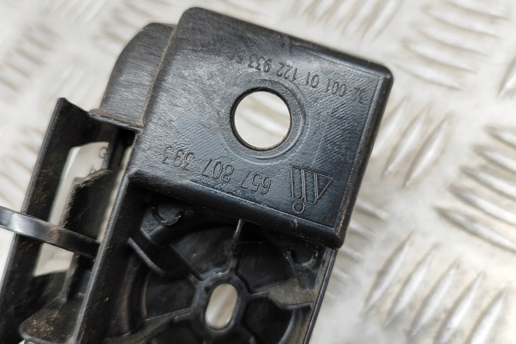 фото №6, Skoda scala задній лівий кронштейн бампера 657807393 1.5 бензин 110kw 2021 2