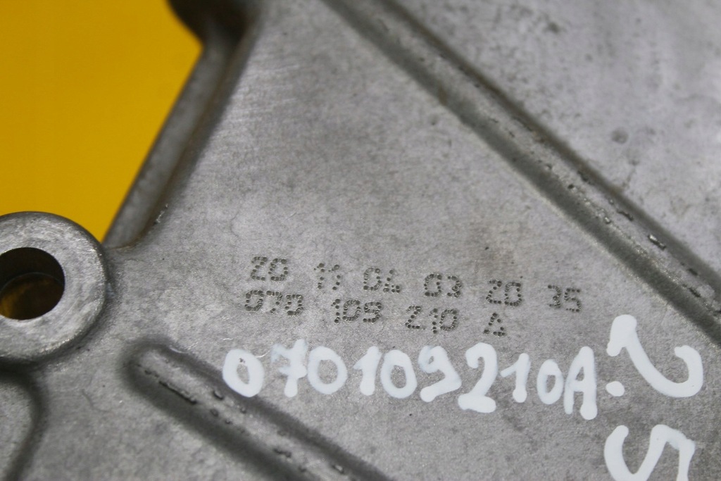 фото №8, Корпус розподільного валу touareg 2.5 tdi 070109211a