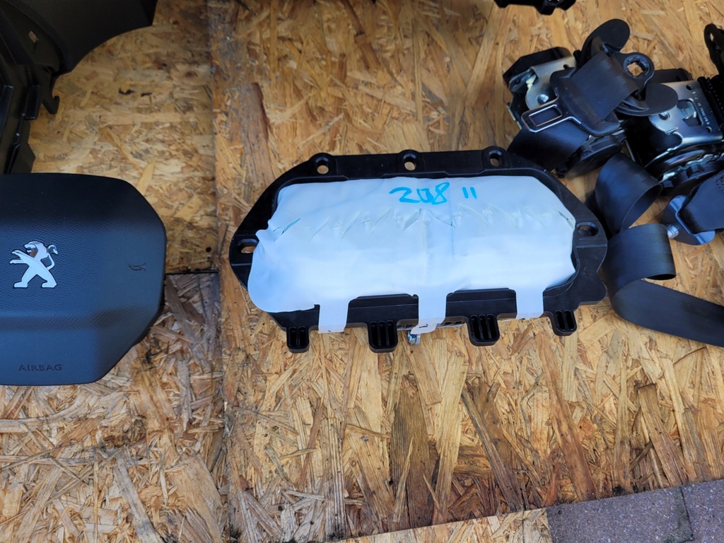 фото №7, Приборная панель приборная консоль ремни peugeot 208 2008 ii gt line