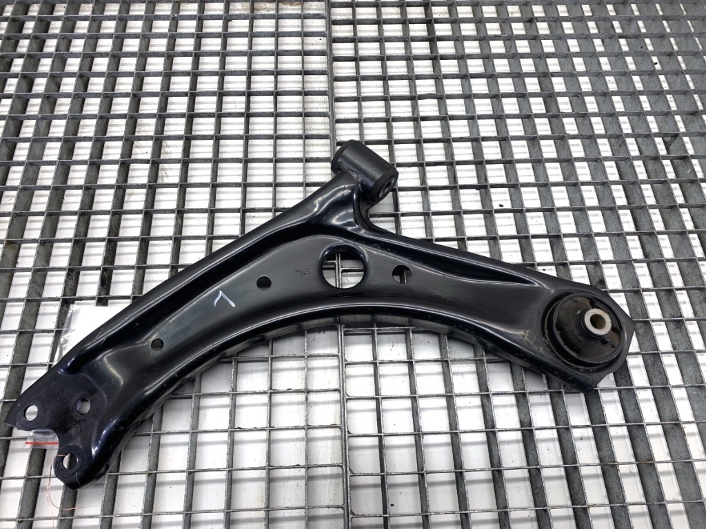 Купити Важіль лівий перед lexus lbx crossover передній, ліва