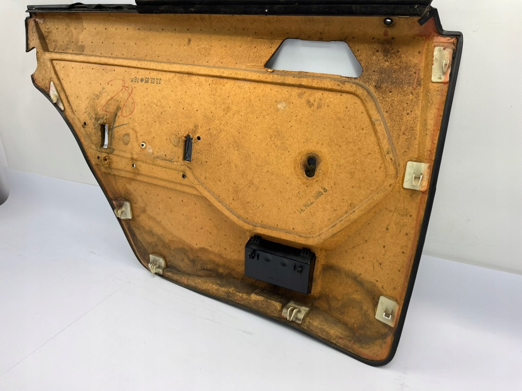 Обшивка дверь правый задний  задний чёрный mercedes w124 1985-1989r в Украине