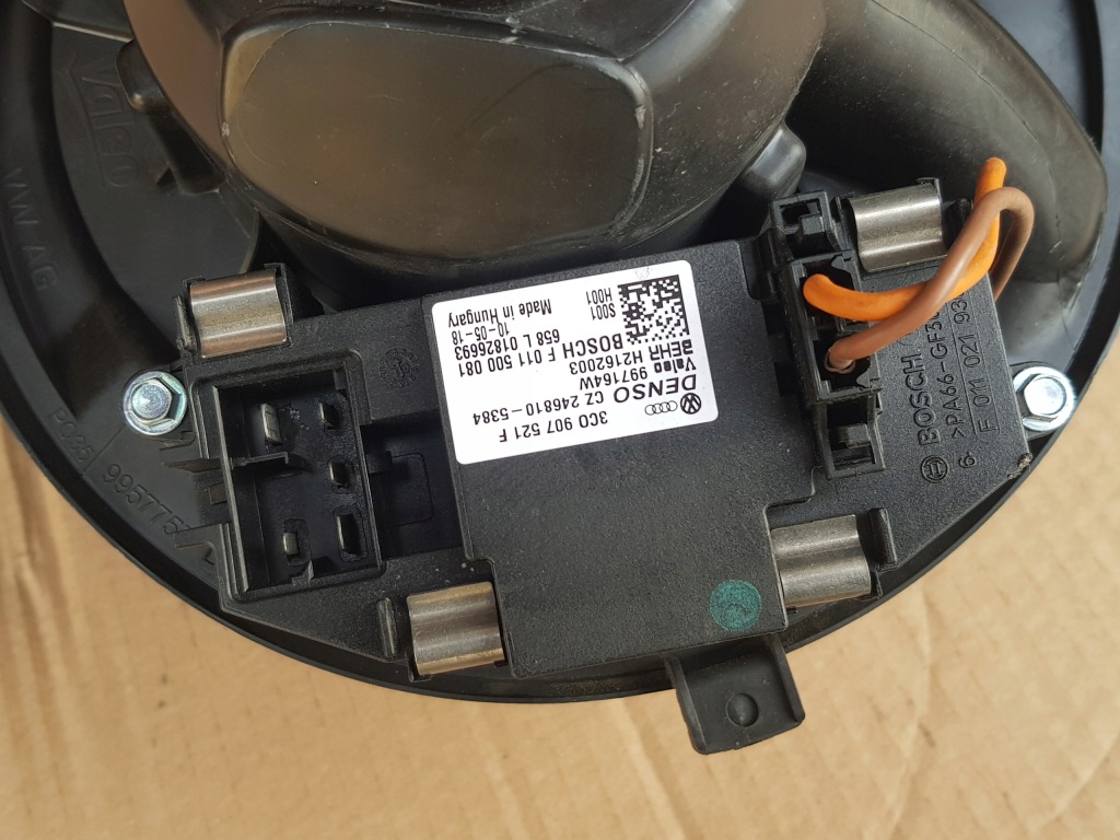 Воздуходувка обдув + резистор / seat leon ii vw golf v audi a3 8p / - исправна с Разборки