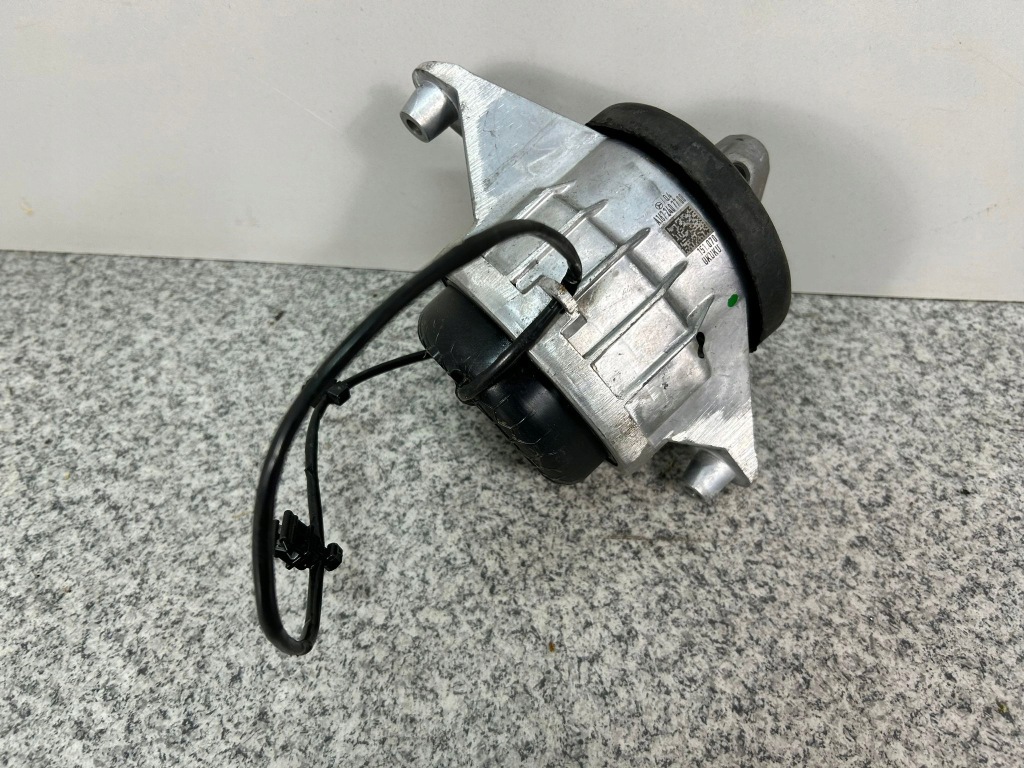 Купити Mercedes gle a1672407700 права кронштейн подушка