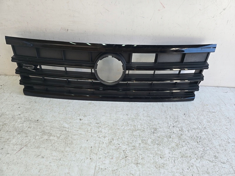 фото №1, Vw touareg iii 760 r line решётка радиатора