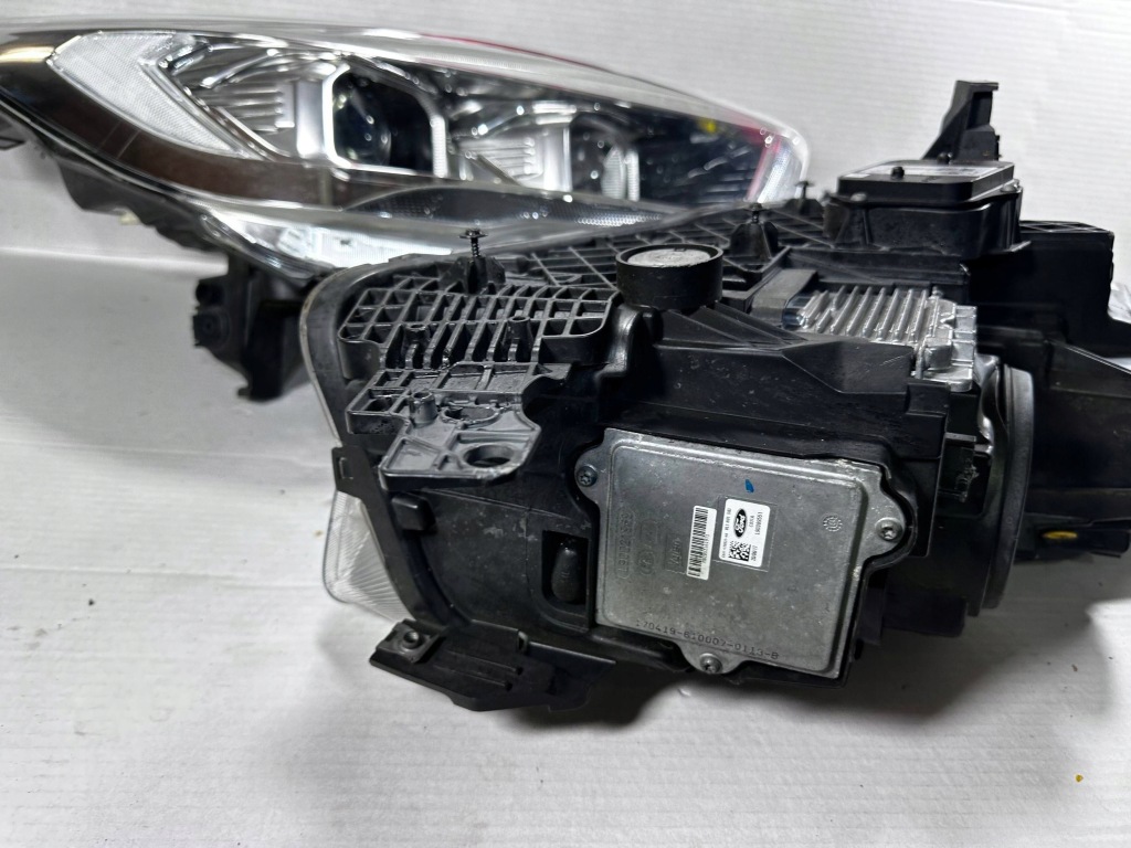 Kuga mk2 рестайлінг  ксенон led поворотний фара комплект gv41-13d154-ag gv41-13d155-ag Недорого