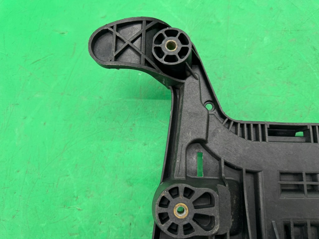 Основание корпус аккумулятор 1k0915333c skoda octavia 2 2 04- Киев