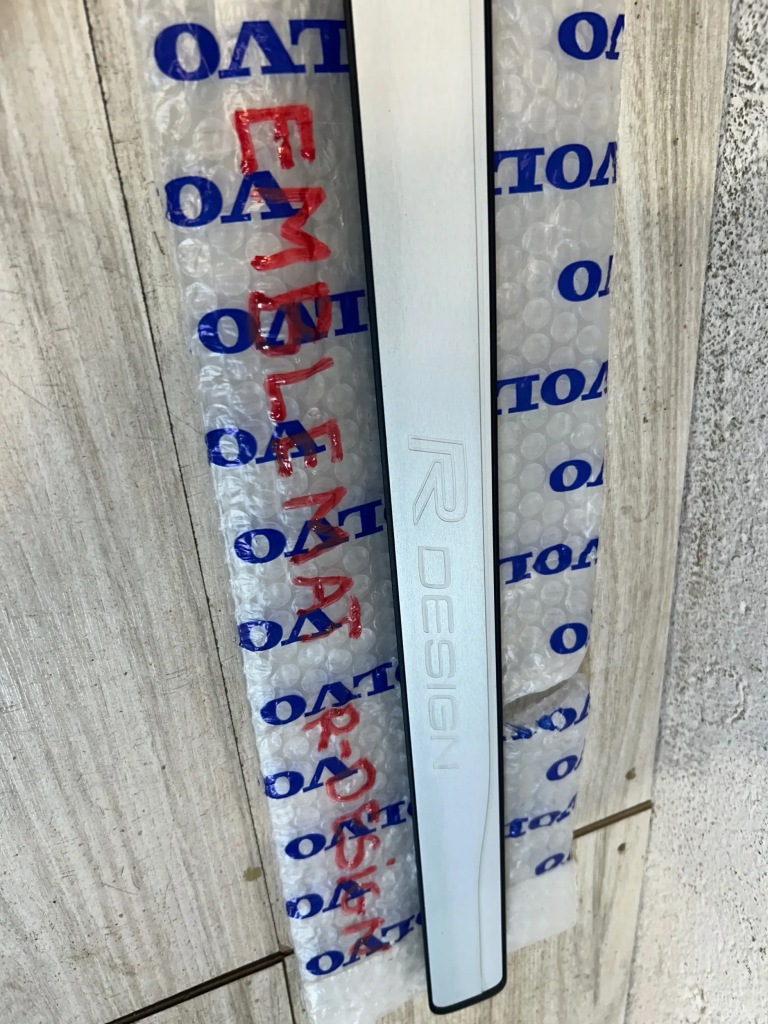 Купити Volvo 31672957 емблема r-design