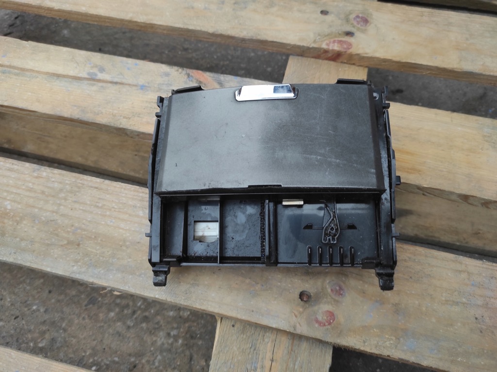 фото №1, Lexus is 220 ii xe20 пепельница 1a421-032g