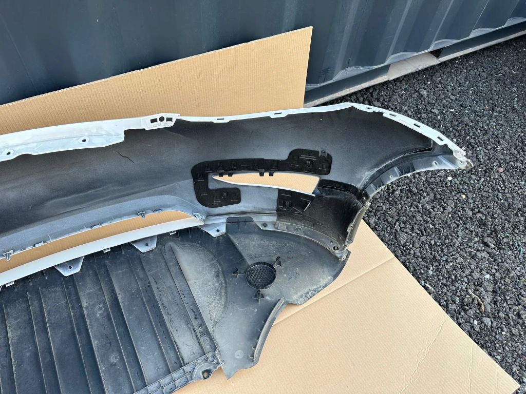 Бампер tesla model y оригінал гарний стан ні клеєний Недорого