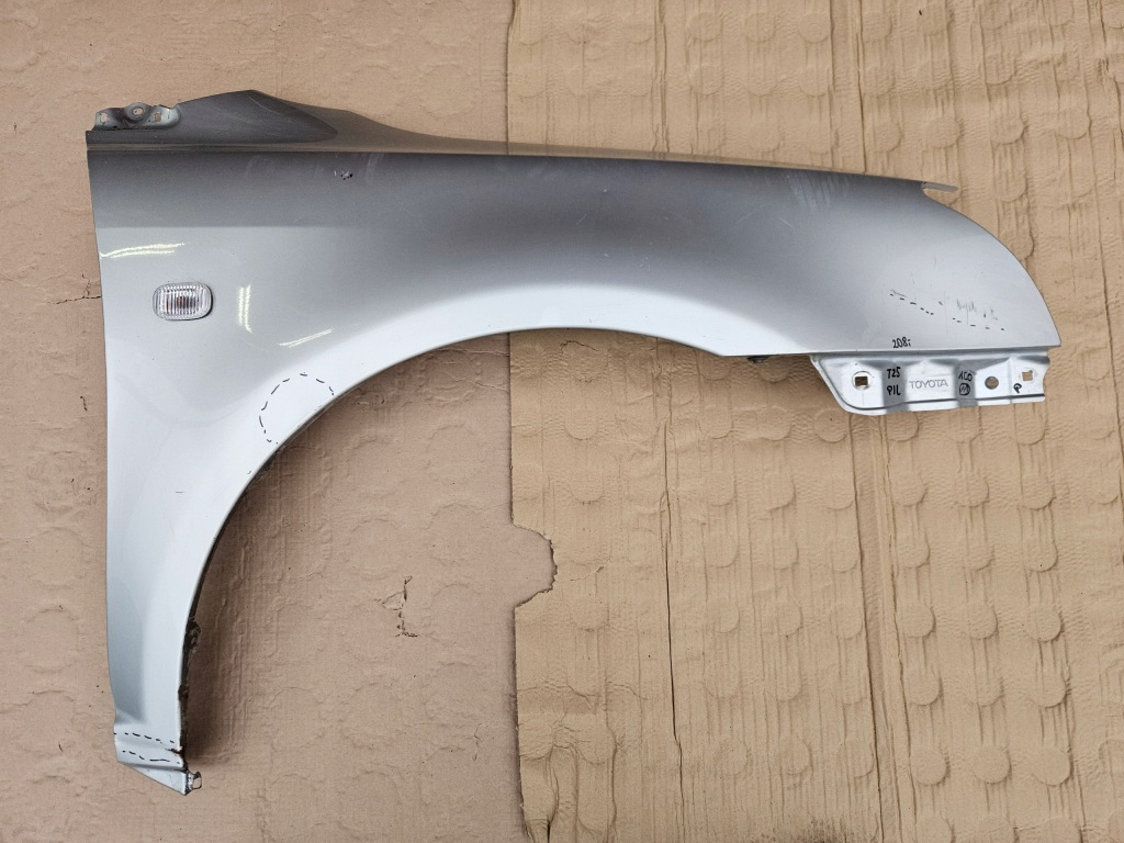 фото №1, Toyota avensis t25 03-06 крила правий 1c0