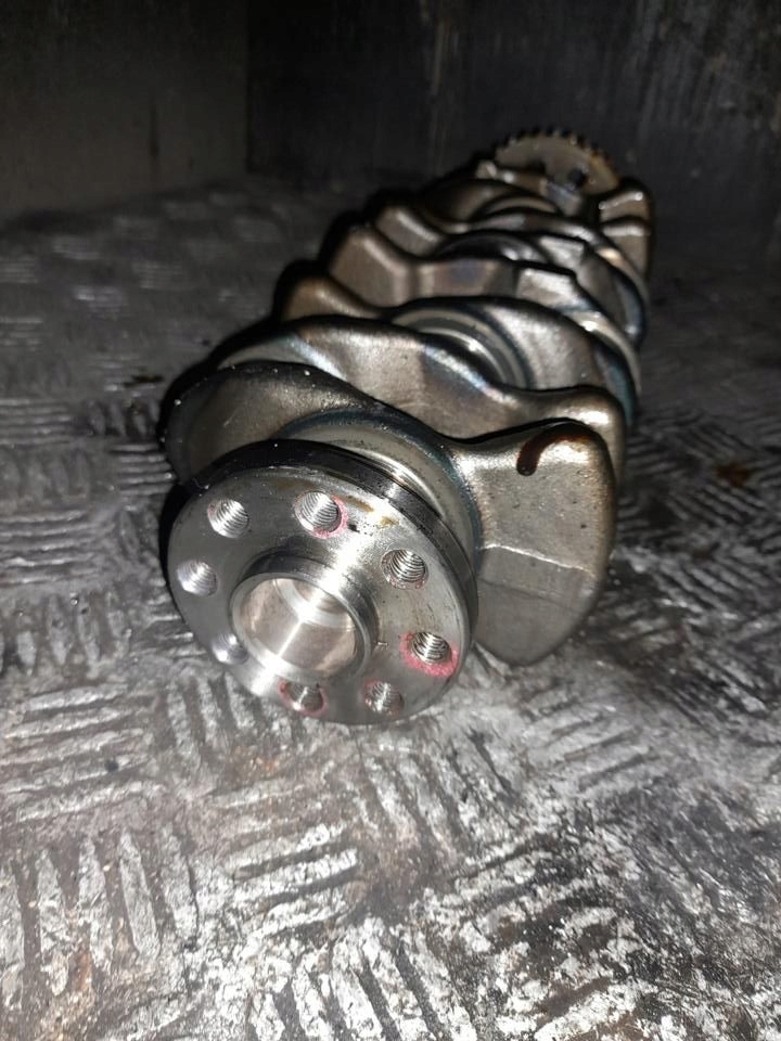 Wał колінчастий toyota auris touring sports 2016 1340137021 Оригінал