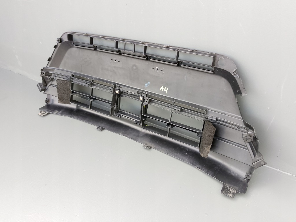 Suzuki vitara iii 3 lift 2018- решётка бампера средняя перед 71721-86r = Доставка