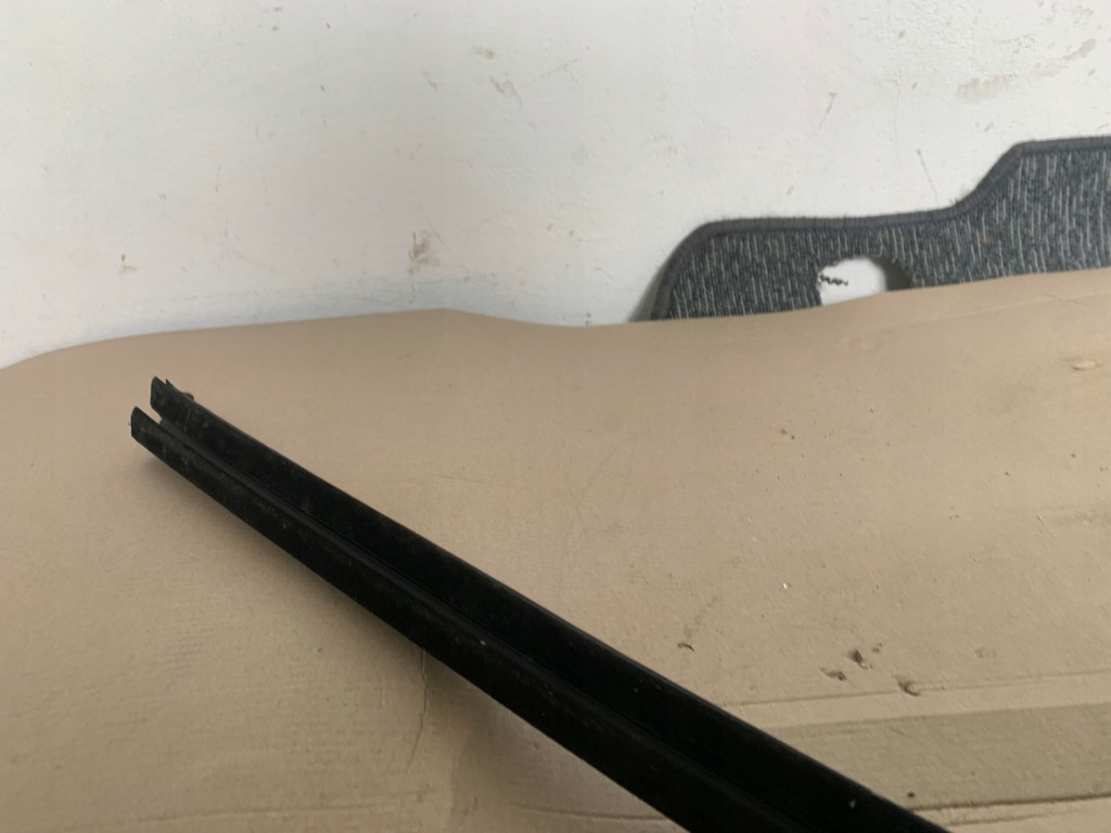 фото №7, Ford mustang mach-e rwd молдинг двері ущільнювач правий задня