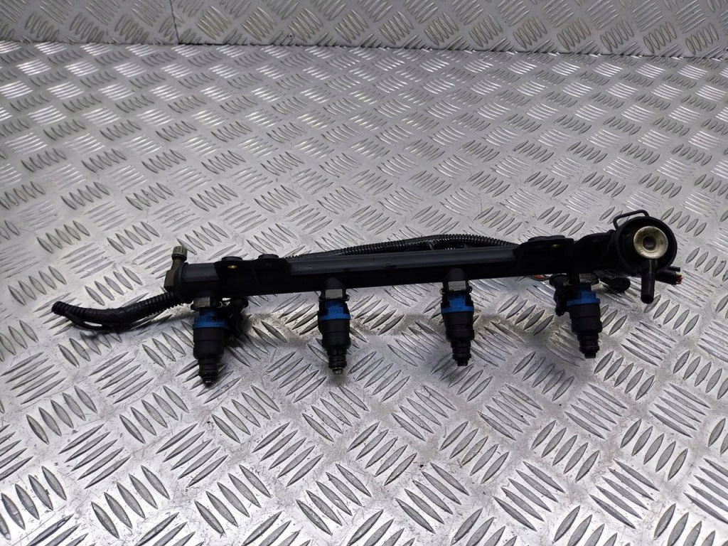 Купить Volvo v40 i 1.8b молдинг питающая форсунки 9202510