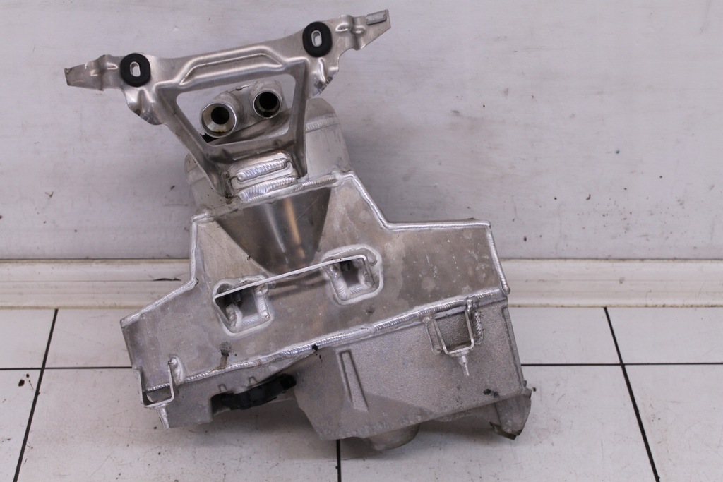 фото №3, Audi r8 ii 16r- 5.2 fsi v10 бак поддон масла