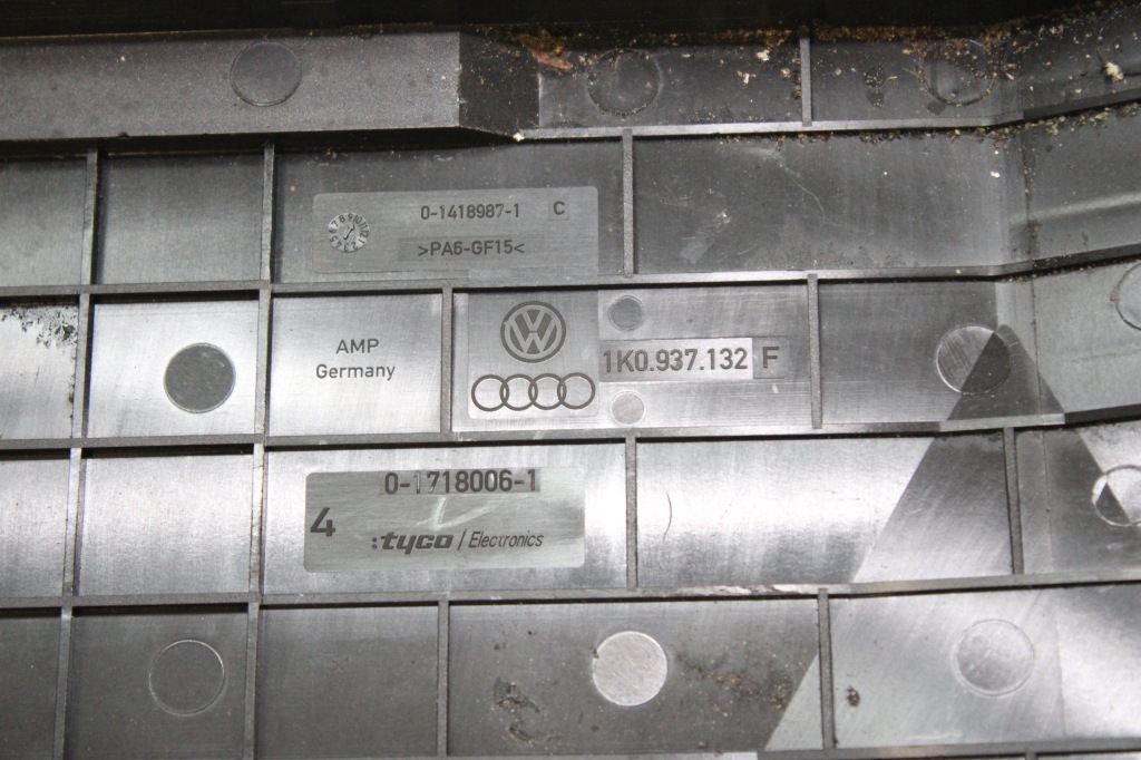Крышка корпус коробка предохранителей 1k0937132f vw touran 10-15 1t3 рестайлинг в Украине