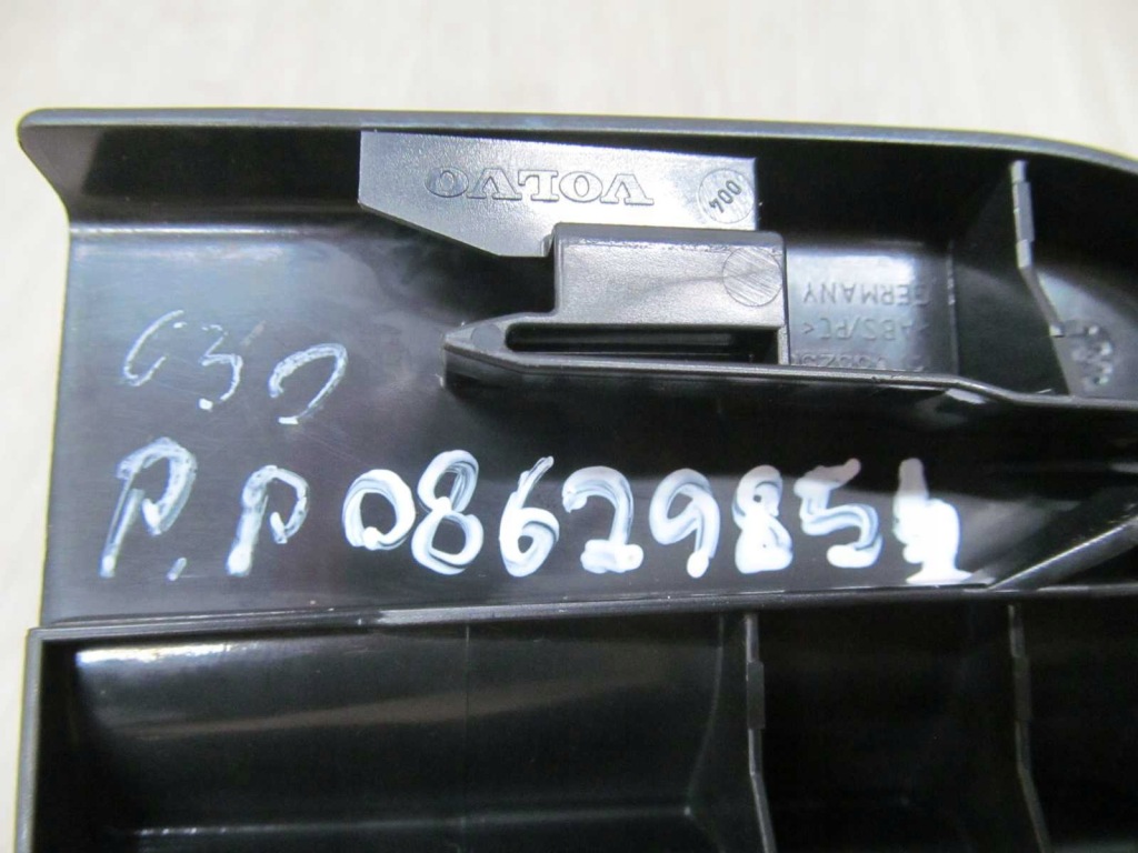 Volvo c30 s40 v50 накладка заглушка направляющая сиденье правый  08629854 04-13 в Украине