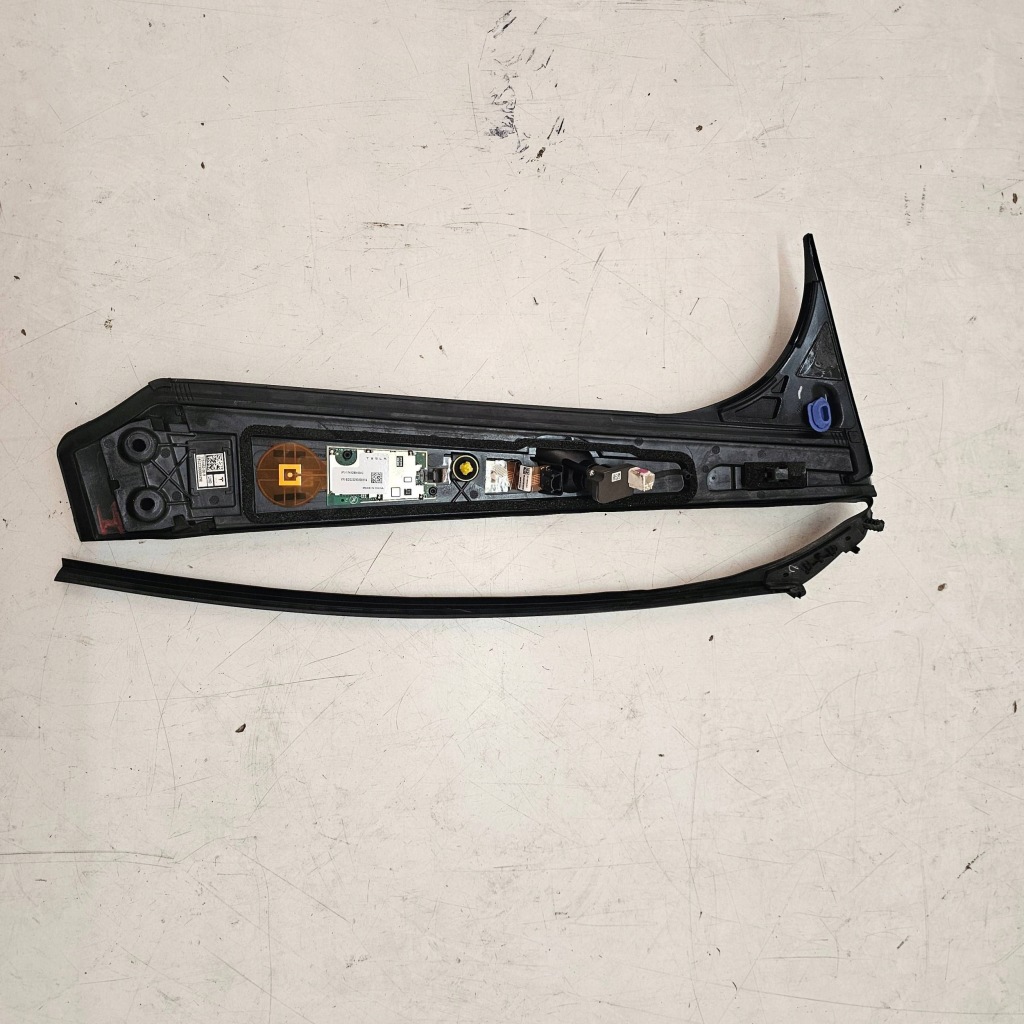 фото №6, Молдинг защита стойка камера правая tesla x plaid 2022r 1751463-00-b