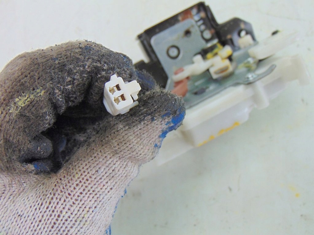 фото №6, Mazda 5 v 2.0 d 2006r замок крышки багажника