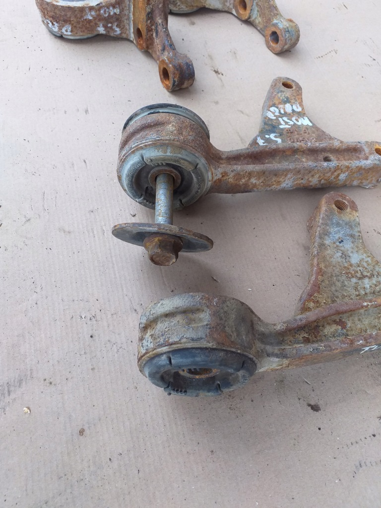 фото №1, Toyota tundra 07 - подушка кронштейн мост 4,6 5,7