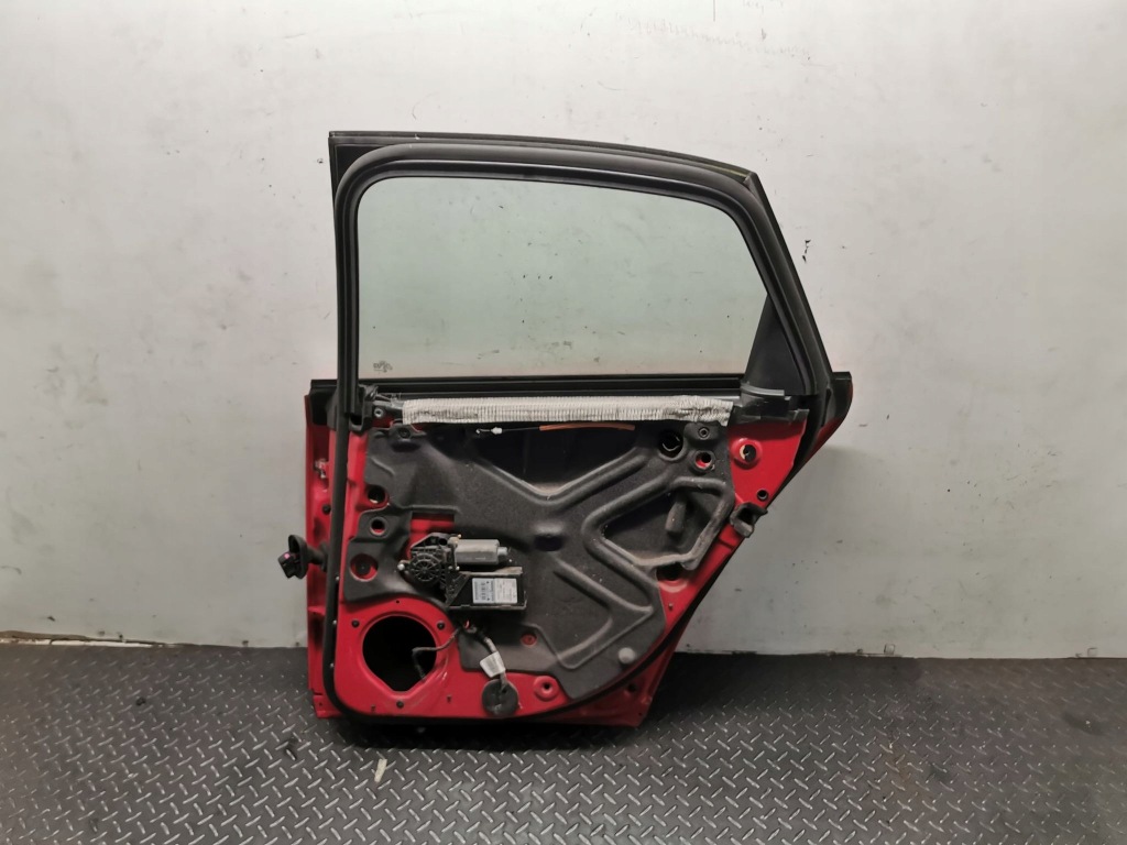 Дверь правый  задняя audi a4b6 код лакокрасочного покрытия ly3j Киев