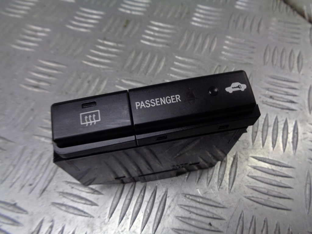 фото №1, Перемикач підігрів задній скло avensis t25