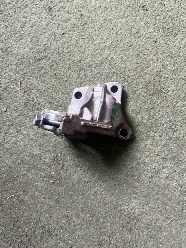 Купить Renault megane iv 1.6i кронштейн опора полуось