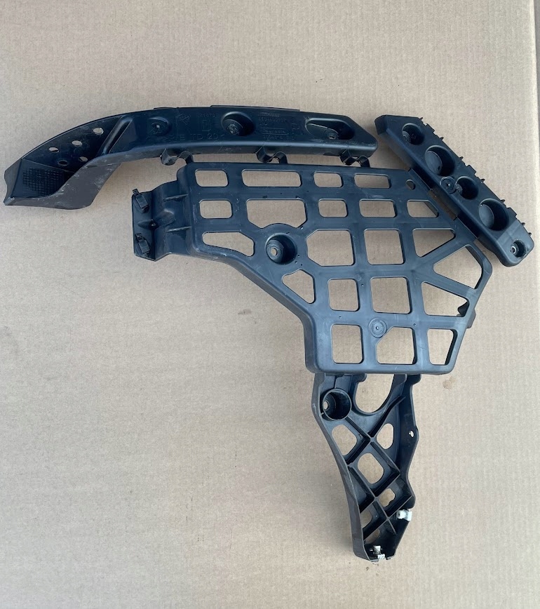 фото №1, Направляющая бампера правый задняя renault megane iii cc cabrio оригинальный номер 850440013r