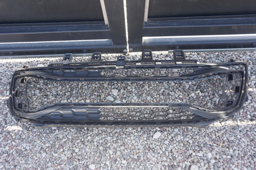 фото №1, Vw up! lift решётка средняя бампера