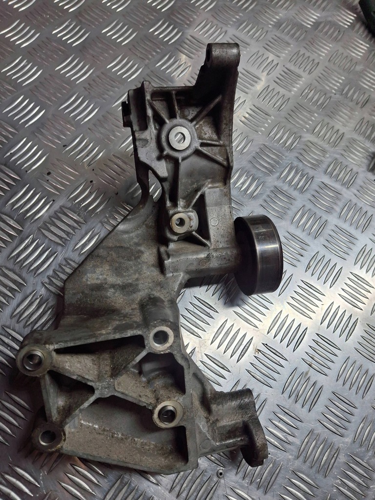 фото №1, Hyundai i30 2012 кронштейн генератора