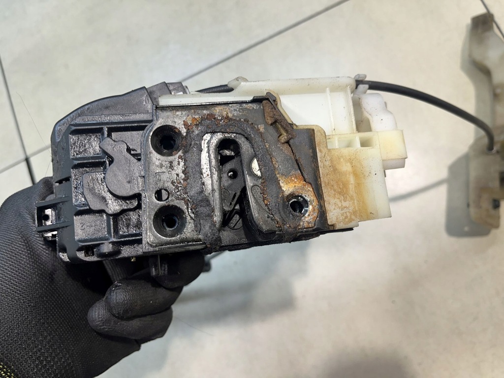 фото №6, Замок дверь левый задняя 4pin hyundai sonata iv v6 3.3 814103k000