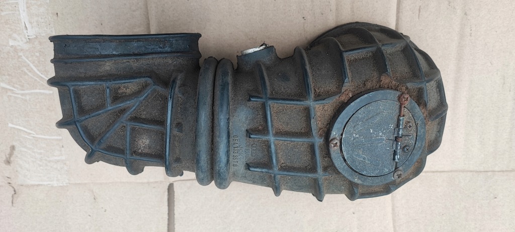 фото №1, Audi 90 100 2,3 гумовий елемент повітря 054133357b