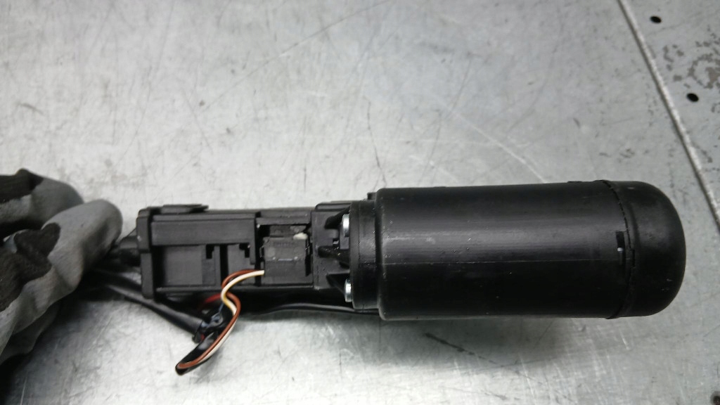 фото №9, Засувка доводчик кришки audi a8 d3 02-09r 3.0 tdi 233km