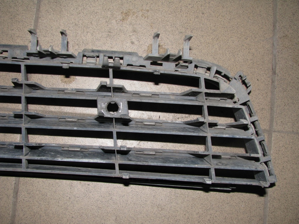 Opel astra h решітка  решітка середня бампера перед рестайлінг Зі Шроту