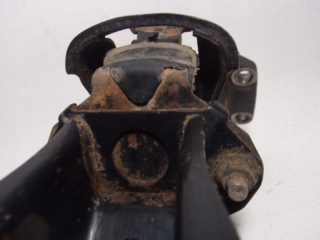 фото №8, Кронштейн подушка кронштейн левый toyota dyna 3.0 d 2011