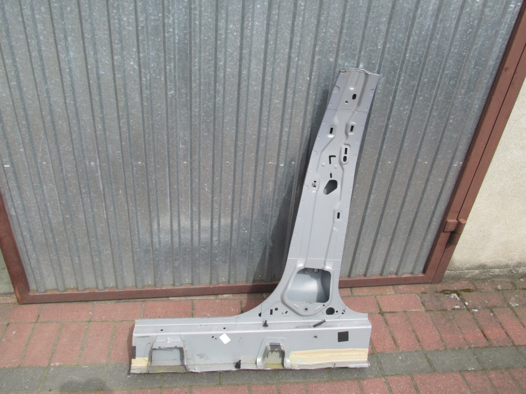 Стойку порог правый  focus mk3 универсал hb 2013 год в Украине