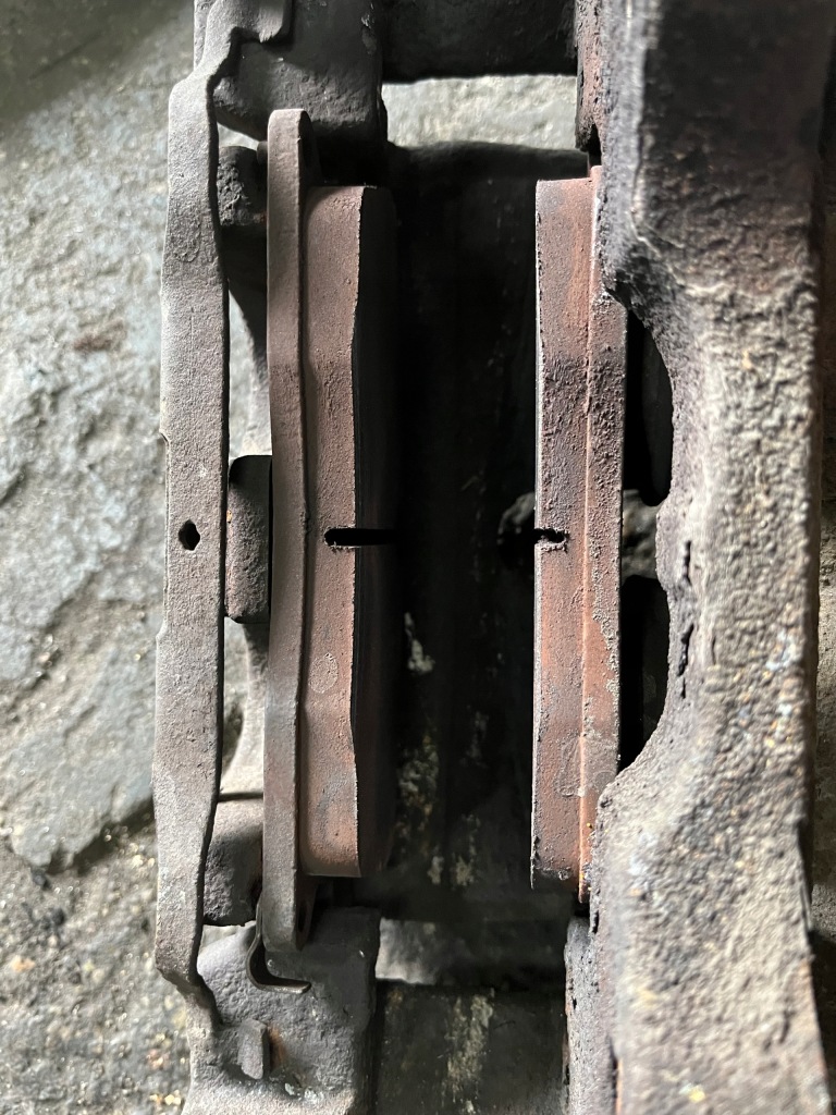 фото №3, 39 jeep grand cherokee wk2 суппорт тормозные колодки перед